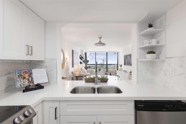 Foto del edificio - 2555 Collins Ave