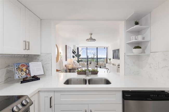 Building Photo - 2555 Collins Ave