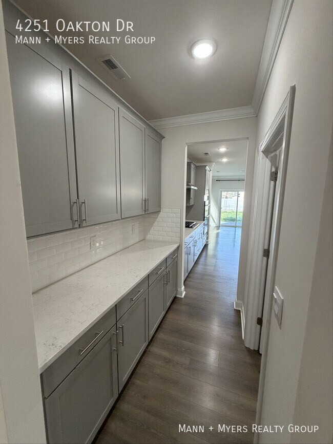 Foto del edificio - 4251 Oakton Dr