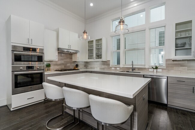 Building Photo - 2312 Hutchins St