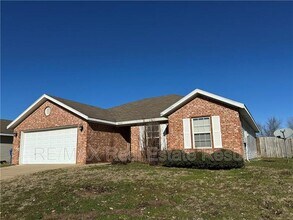 Building Photo - 6208 SW Meadow Well Ave