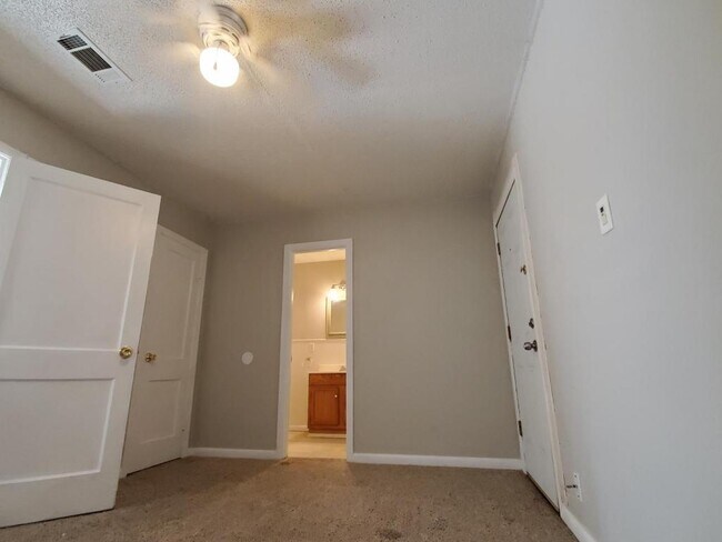 Building Photo - 515 W Ave E Unit C