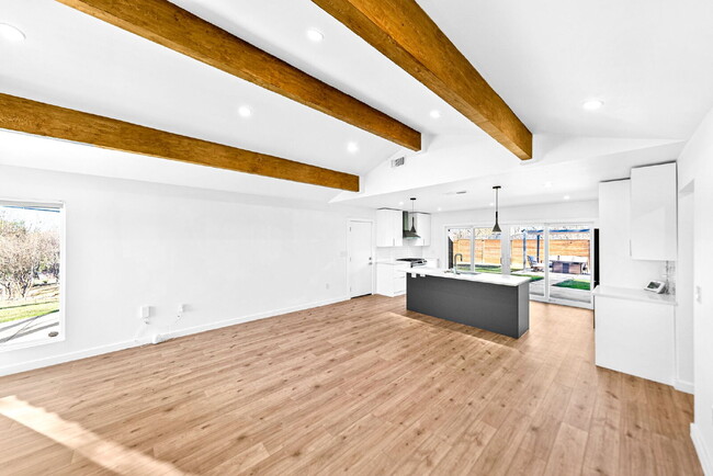 Foto del edificio - Gorgeous New Remodel with a Bright and Open Floorplan