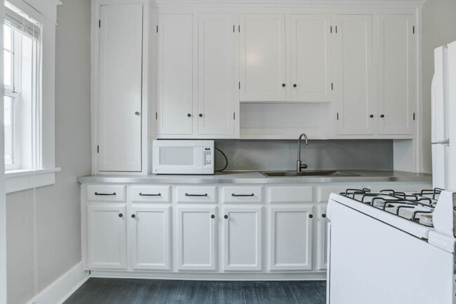 Building Photo - Fabulous Renovated Studio w/ Restored Vintage Details