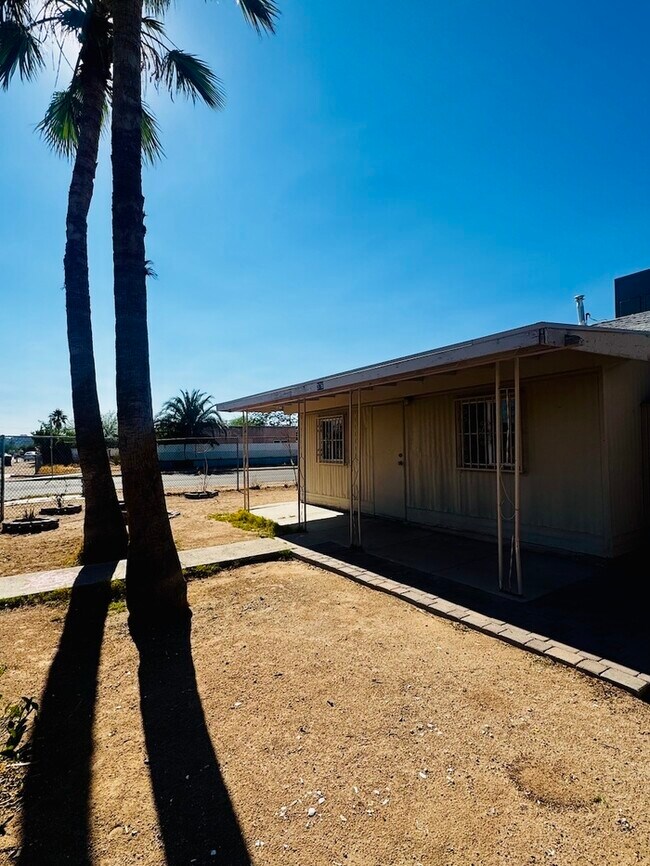 Foto del edificio - FOR RENT