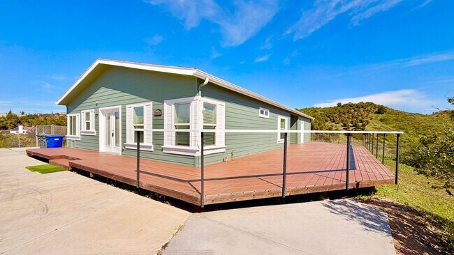 Foto del edificio - Stunning Single-Story with Spacious Deck, Panoramic Views, on Gated/Fenced Property!