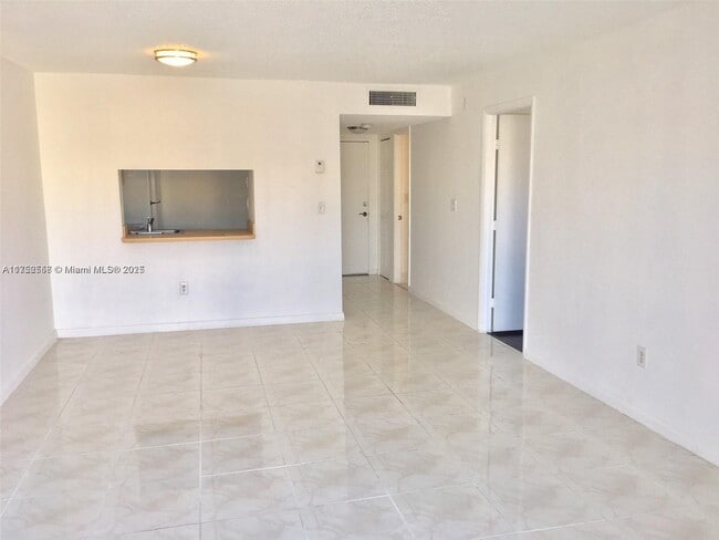 Building Photo - 9360 Fontainebleau Blvd
