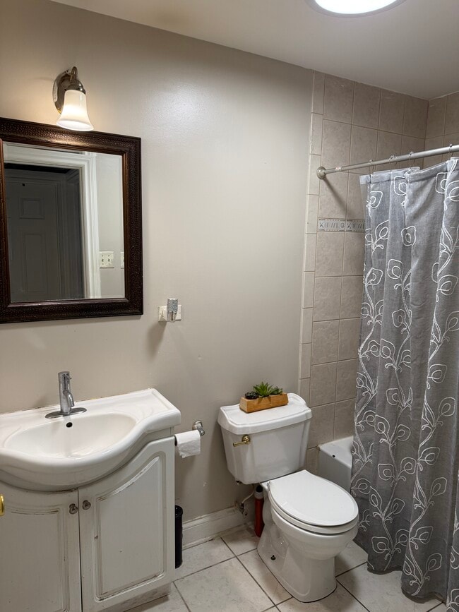 Building Photo - 685 E Fullerton Ave