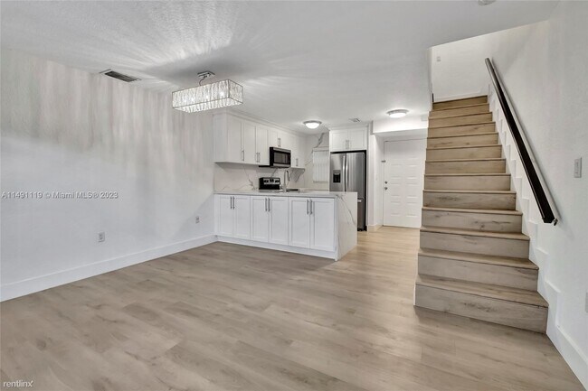 Building Photo - 2 br, 2.5 bath House - 3130 Bird Ave