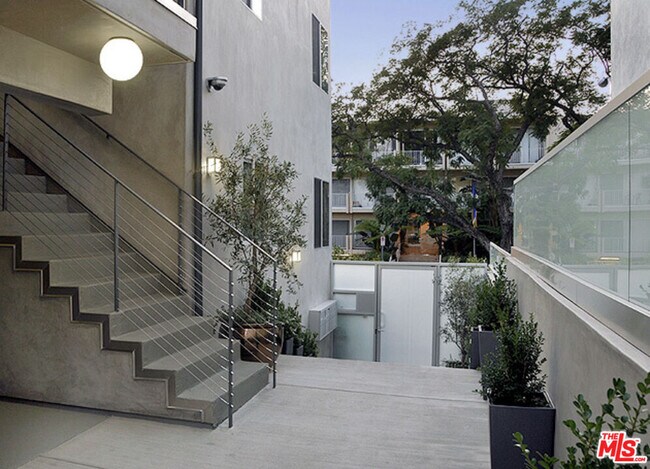 Foto del edificio - 1418 N Poinsettia Pl