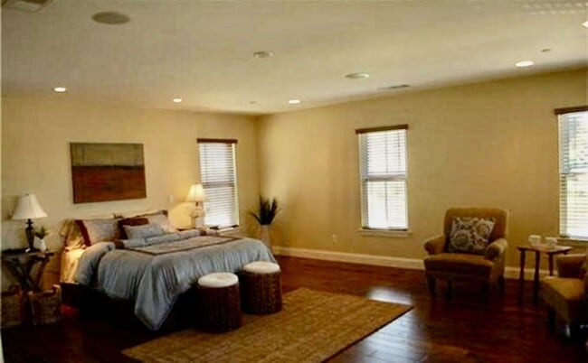 Building Photo - Beautiful 4Bd/4.5 Bath home on acre