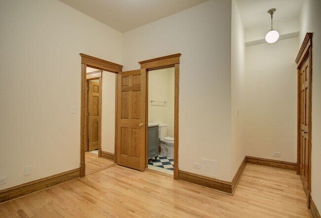 Building Photo - 715 W Wrightwood Ave