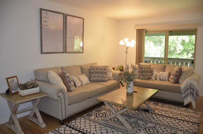 Foto del edificio - 815 Ashlawn Pl
