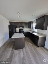 Building Photo - 210 Highland Ct