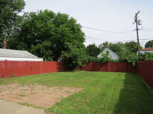 Building Photo - 3 Bedroom Bungalow