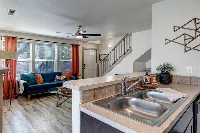 Cocina contemporánea con acceso al patio - Navigator Villas