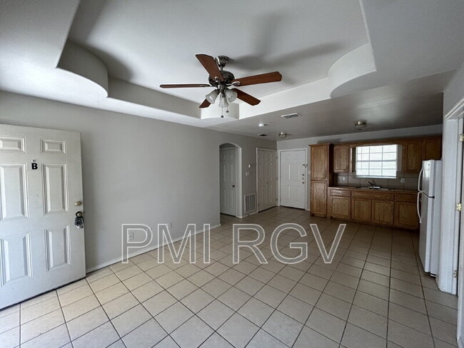 Building Photo - 913 E Daffodil Ave