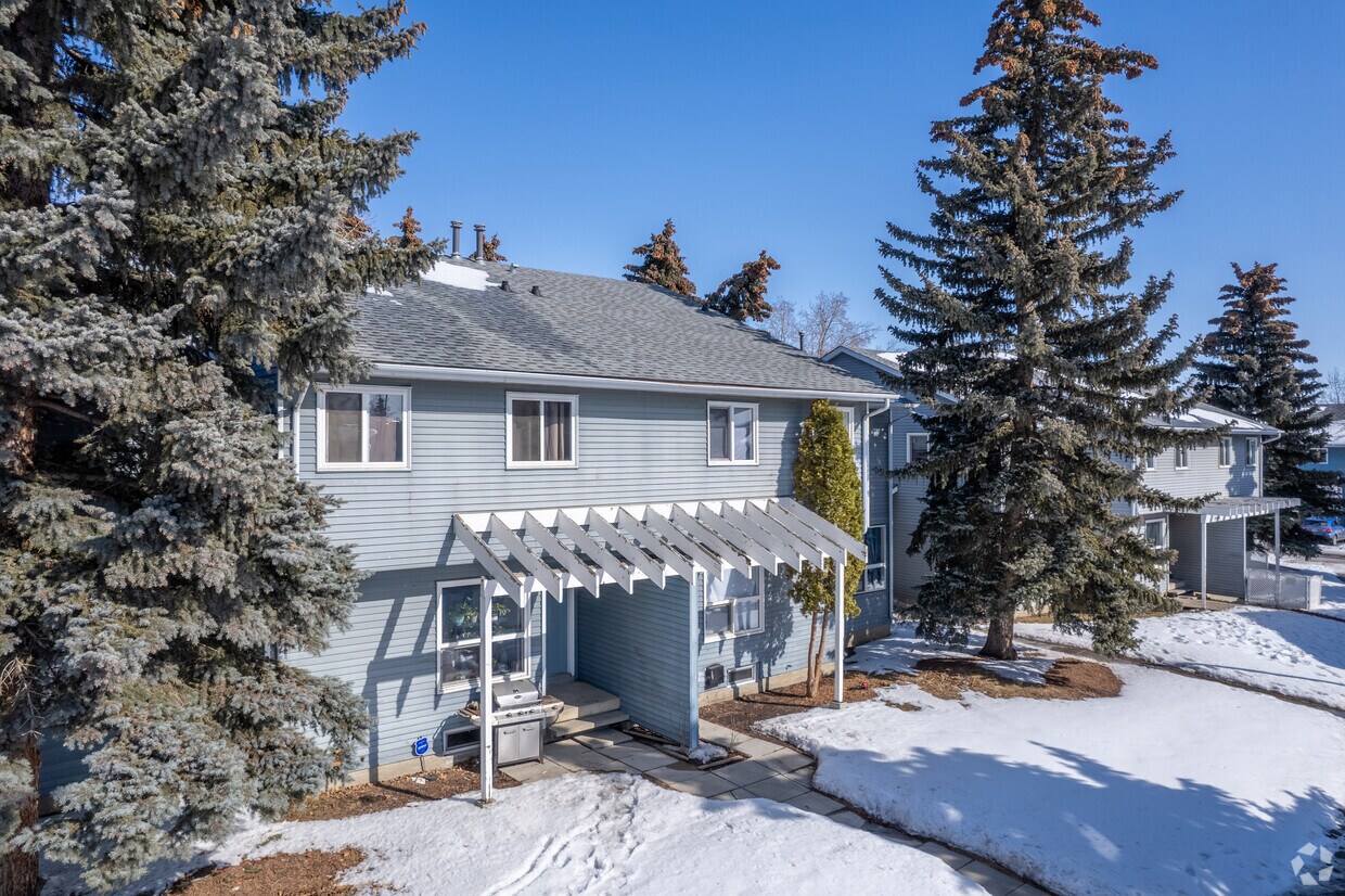 Falconridge Gardens Apartments 127753 Falconridge Gdns NE Calgary, AB