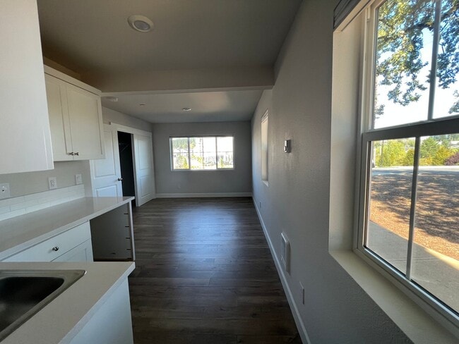 Foto del edificio - Beautiful 4 Bedroom 3.5 BA Home! Mother in Law Suite, Attached Garage & Top floor Bonus Room!