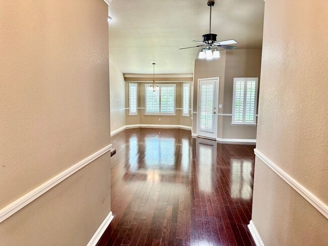 Building Photo - 3 BEDROOM 2 BATH HOME MOVE IN READY!!