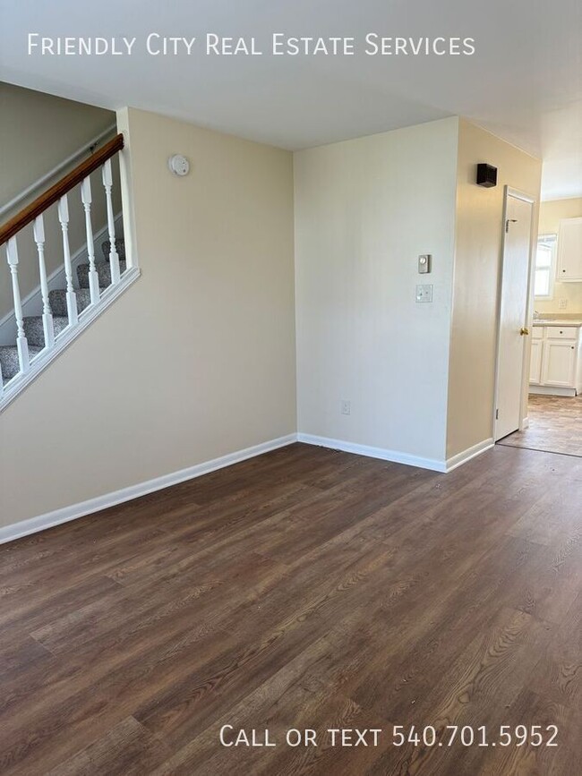 Building Photo - Move in ready 2 bedroom, 1 bath townhome