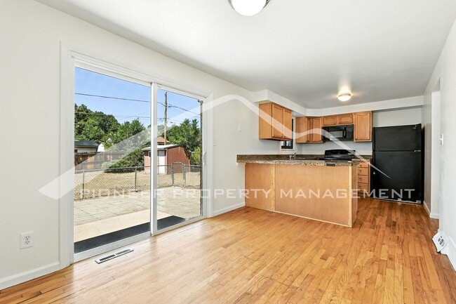 Foto del edificio - Spacious Home with Washer/Dryer and Fenced...