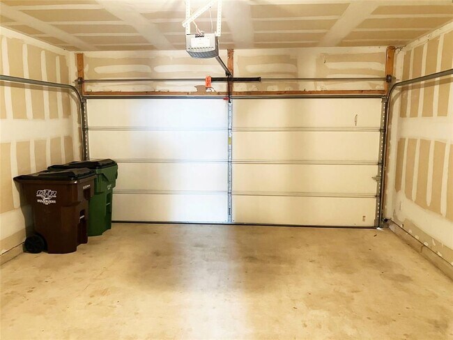 Building Photo - 1001 Zodiac Ln