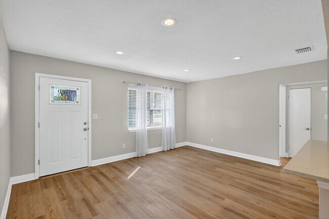 Foto del edificio - 541 40th Ave NE