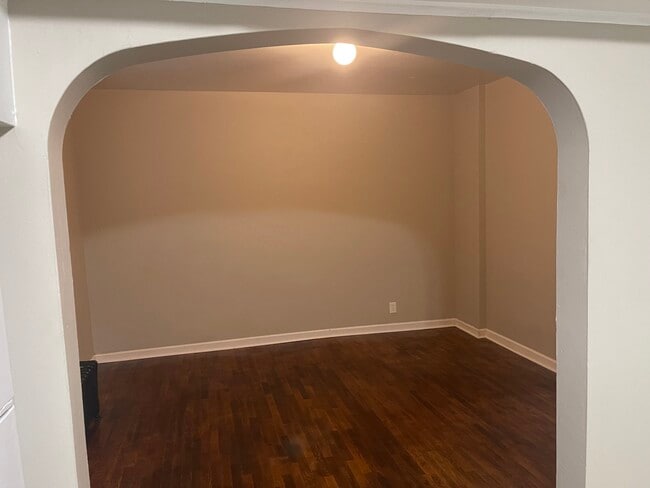 Building Photo - 836 N Larch St