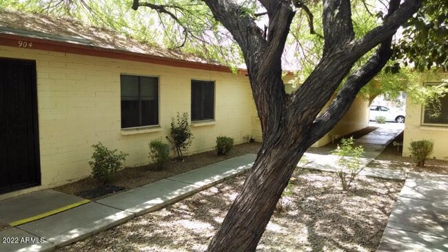Building Photo - 904 W Malibu Dr