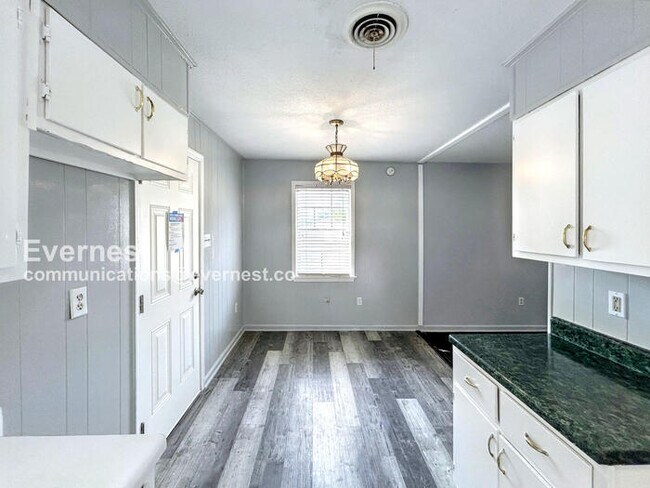 Foto del edificio - 7562 Sledge Rd