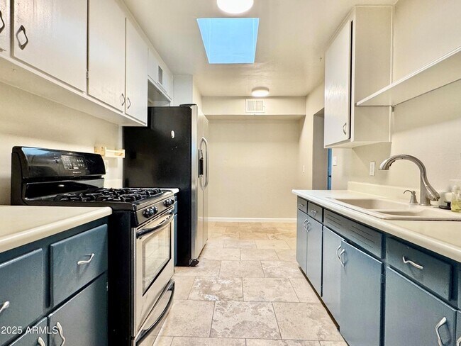 Foto del edificio - 731 W 12th Pl