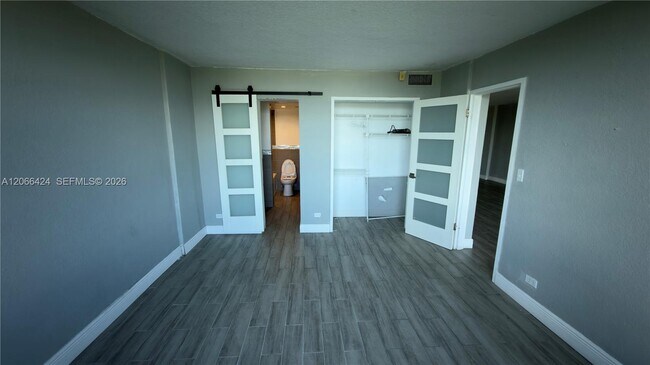 Foto del edificio - 3660 NE 166th St