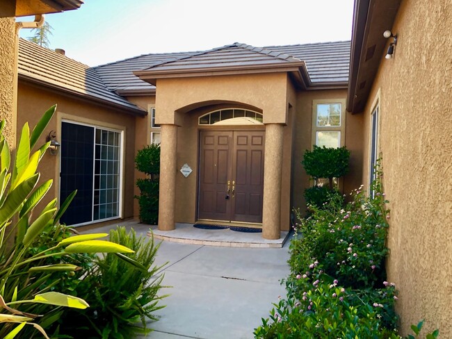 Building Photo - Gorgeous 4 bd. & 3.5 bath Home in Clovis U...