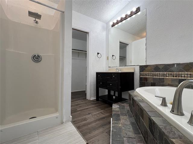Foto del edificio - 5615 Shady Hill Cir