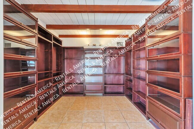 Building Photo - 2250 E La Mirada St