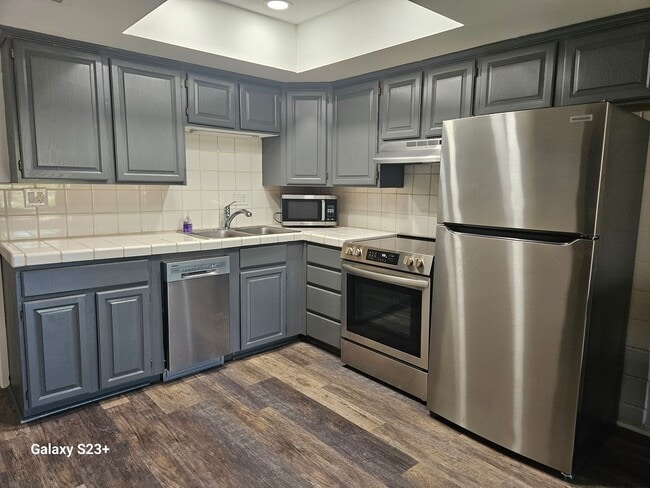 Building Photo - FREE CABLE & INTERNET....WATER & TRASH INCLUDED IN RENT