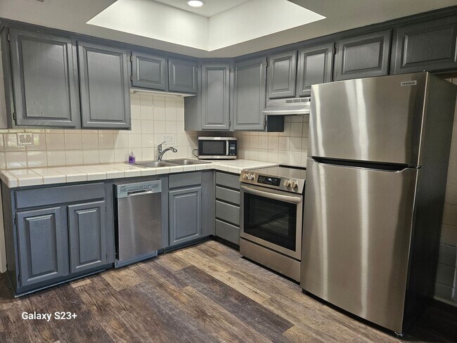 Foto del edificio - FREE CABLE & INTERNET....WATER & TRASH INCLUDED IN RENT