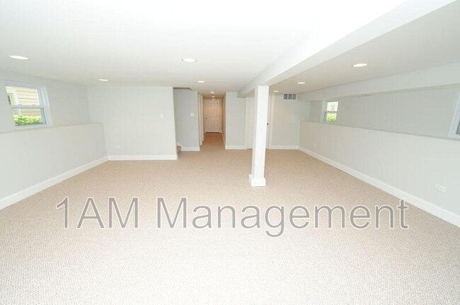 Foto del edificio - 3242 N Ridgeway Ave