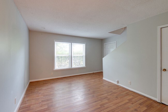 Foto del edificio - 2 bedroom townhouse near the lake!