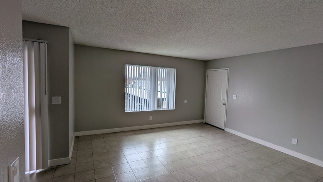 Building Photo - 815 N Peach Ave