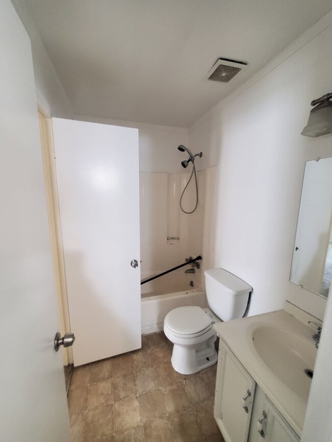 Building Photo - Three bedroom one and one half bath townho...