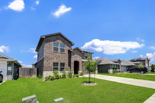 Building Photo - 4 bed, 3 bath home with covered patio. All...