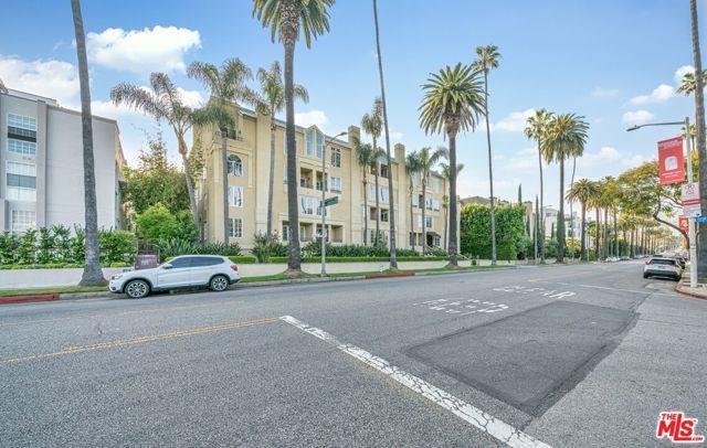 Building Photo - 433 N Doheny Dr