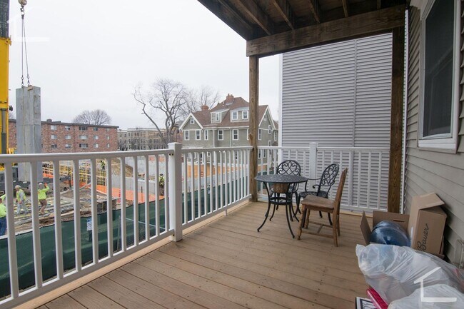 Building Photo - Modern Top Floor 3-bed 2-bath Packard's Co...