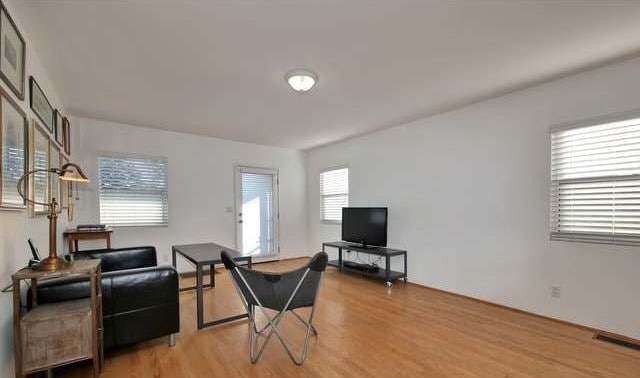 Overview of the living room - 5529 Raber St