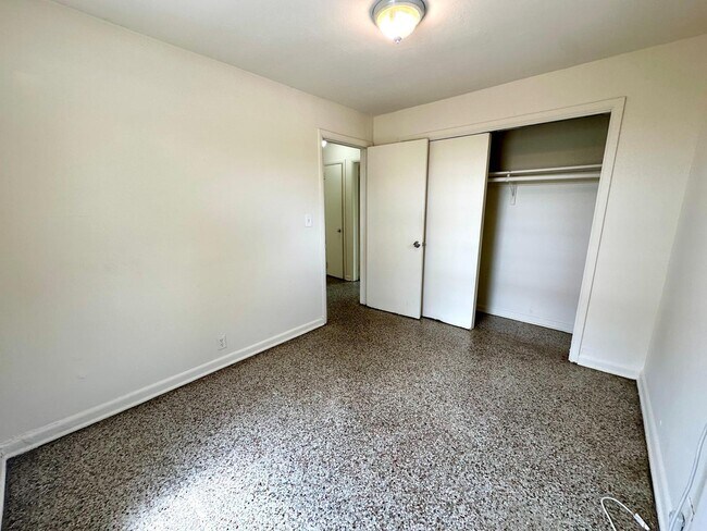 Foto del edificio - 5712 Pinewood Ave