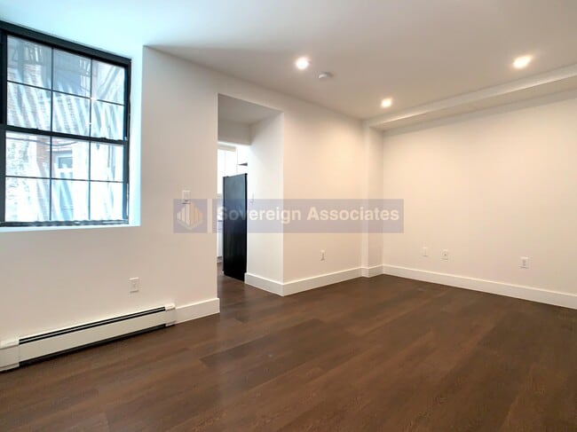 Building Photo - 45 Tiemann Pl