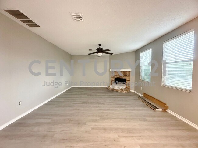 Foto del edificio - Spacious 2-Story 3/2.5/2 Situated on Corne...