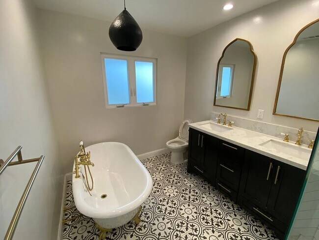 Building Photo - Remodeled 3 bedrooms 2 bath home